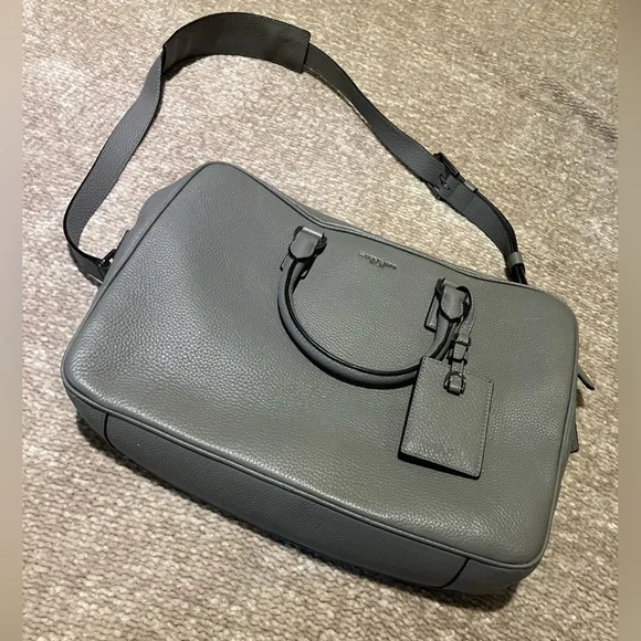 Michael Kors leather laptop shoulder bag. - Picture 1 of 2